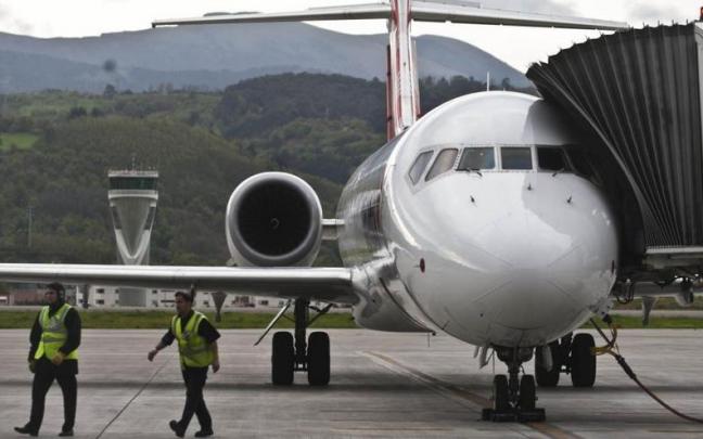 Una avión de Volotea a la espera de coger pasajeros en el aeropuerto de Bilbao