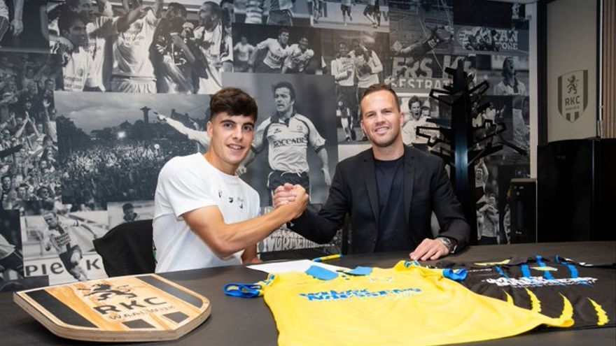 Julen Lobete, tras firmar su contrato con el RKC Waalwijk.