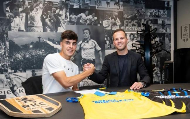 Julen Lobete, tras firmar su contrato con el RKC Waalwijk.