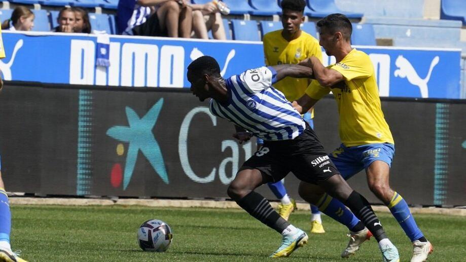 Balboa lucha por el balón durante el partido ante Las Palmas