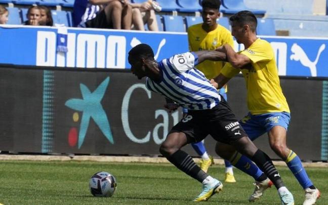 Balboa lucha por el balón durante el partido ante Las Palmas Balboa lucha por el balón durante el partido ante Las Palmas