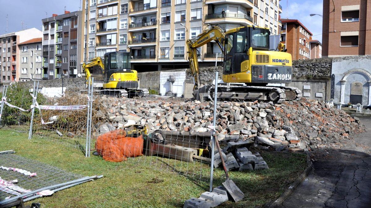 El derribo de los bloques de nichos está avanzado.