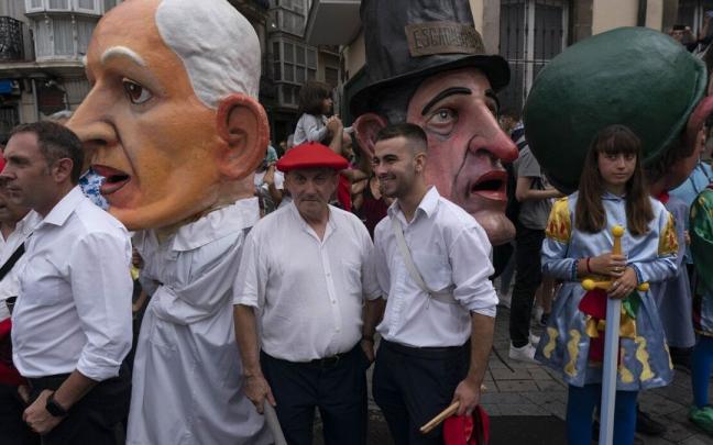 Comparsa de gigantes y cabezudos