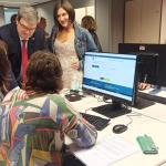 Juan Mari Aburto y Oihane Agirregoitia, en el punto de ayuda digital de Rekalde