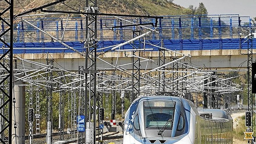 El TAV ayer a su llegada Burgos en la apertura del tramo. | FOTO: EFE