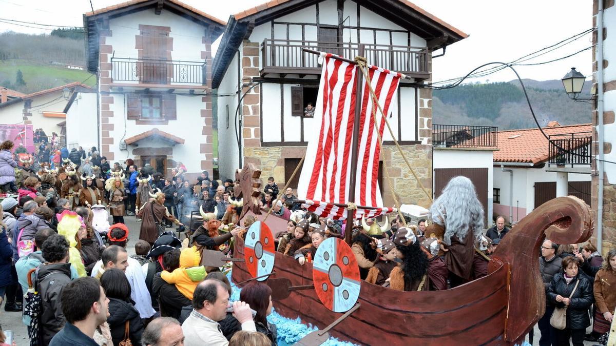 Celebración del desfile de carrozas del carnaval en Sunbilla