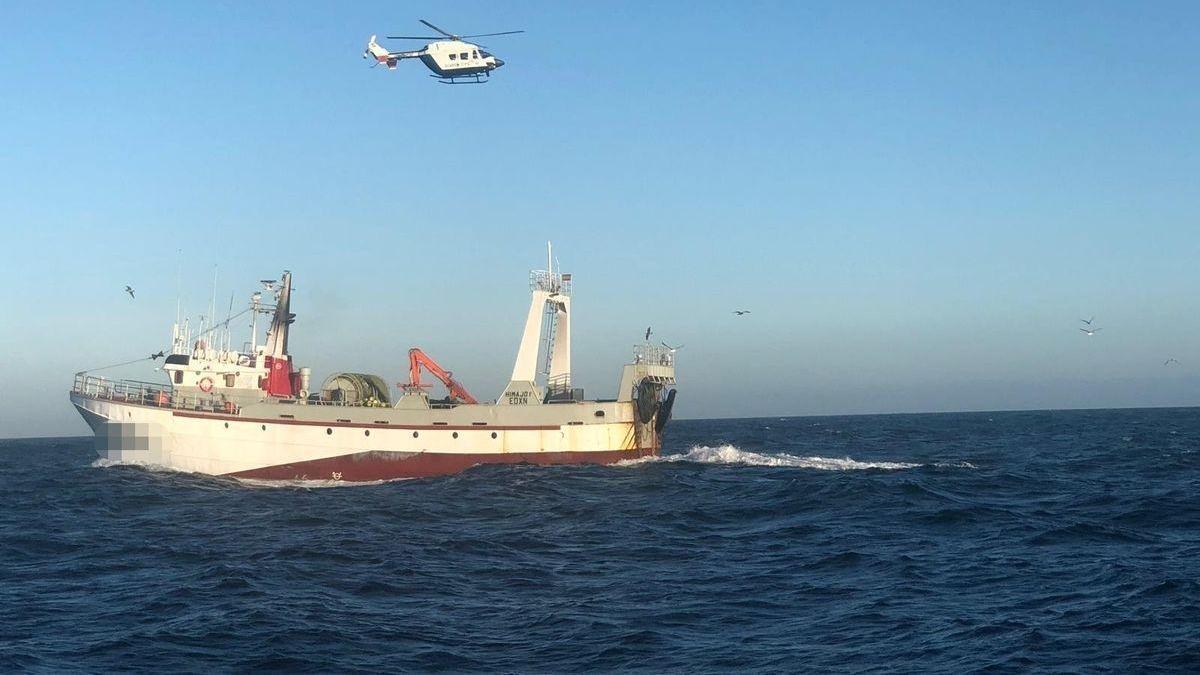 Un buque arrastrero interceptado en un caladero prohibido de A Coruña.