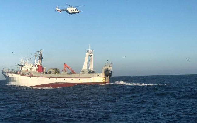 Un buque arrastrero interceptado en un caladero prohibido de A Coruña. Un buque arrastrero interceptado en un caladero prohibido de A Coruña.