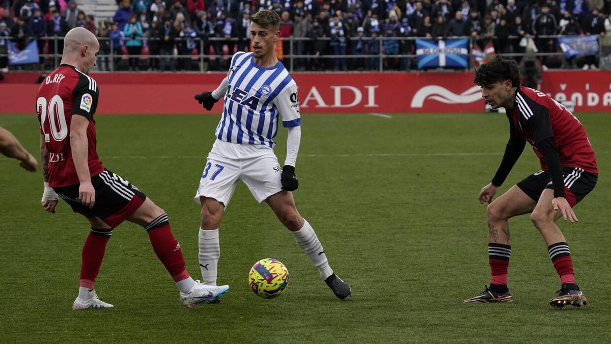 Antonio Blanco intenta superar a Oriol Rey durante el Mirandés-Alavés de esta tarde.