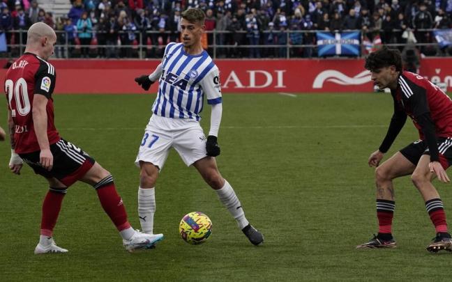 Antonio Blanco intenta superar a Oriol Rey durante el Mirandés-Alavés de esta tarde. Antonio Blanco intenta superar a Oriol Rey durante el Mirandés-Alavés de esta tarde.