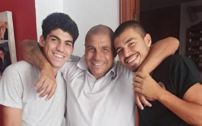 El exrealista Juan Gómez, con sus hijos Esteban y Andoni