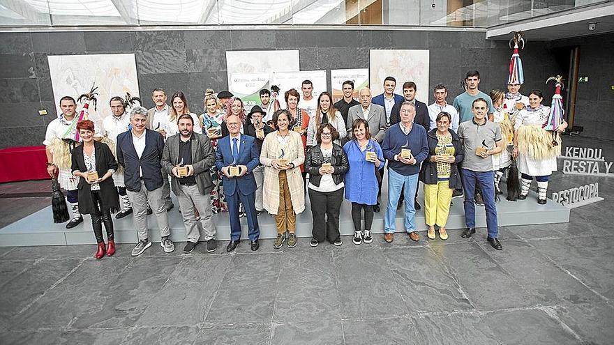 Autoridades y participantes en la iniciativa a favor del reciclaje.