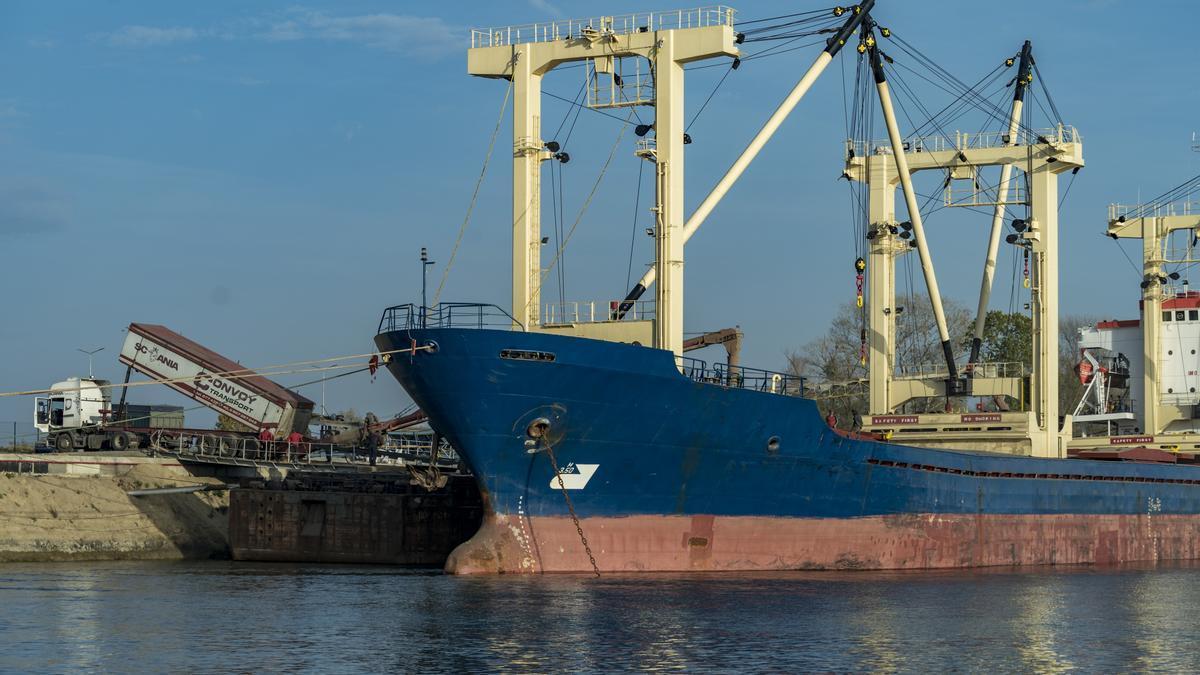 Un barco espera para exportar cereales desde un puerto en Ucrania.