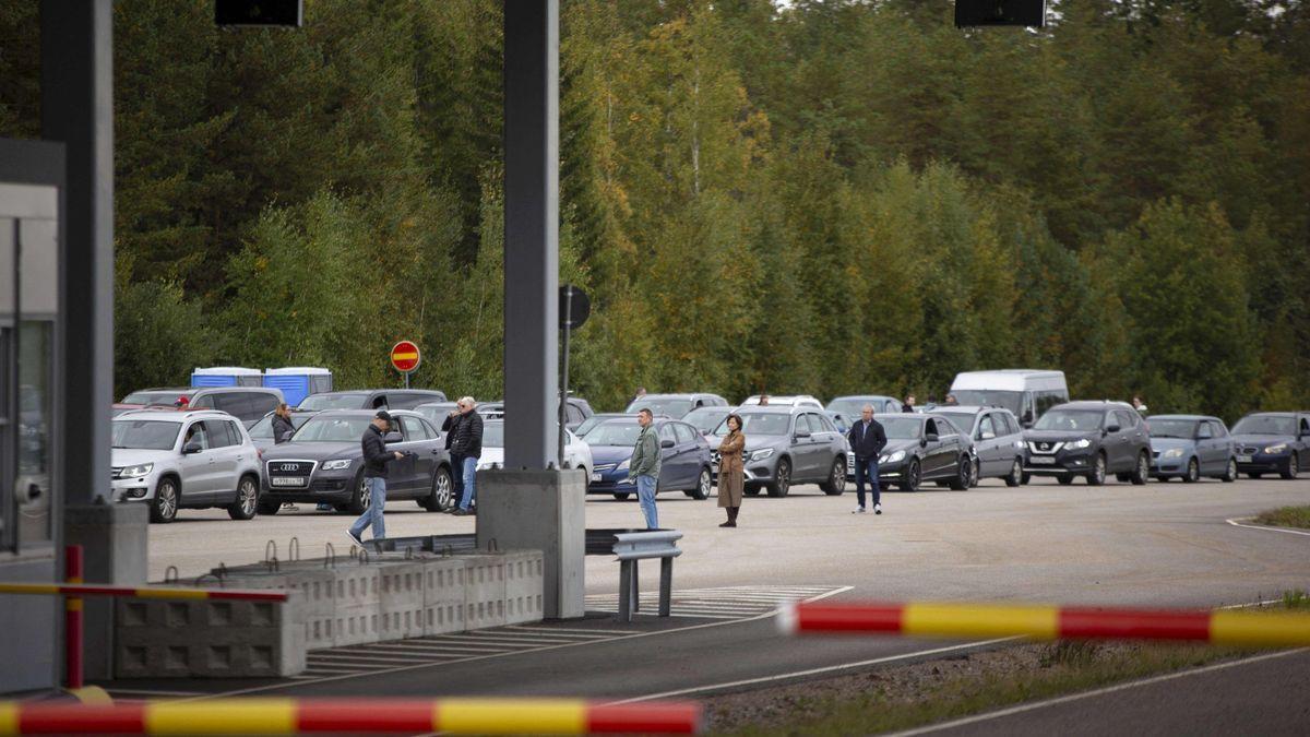 Decenas de vehículos hacen cola para cruzar la frontera a Finlandia desde Rusia.