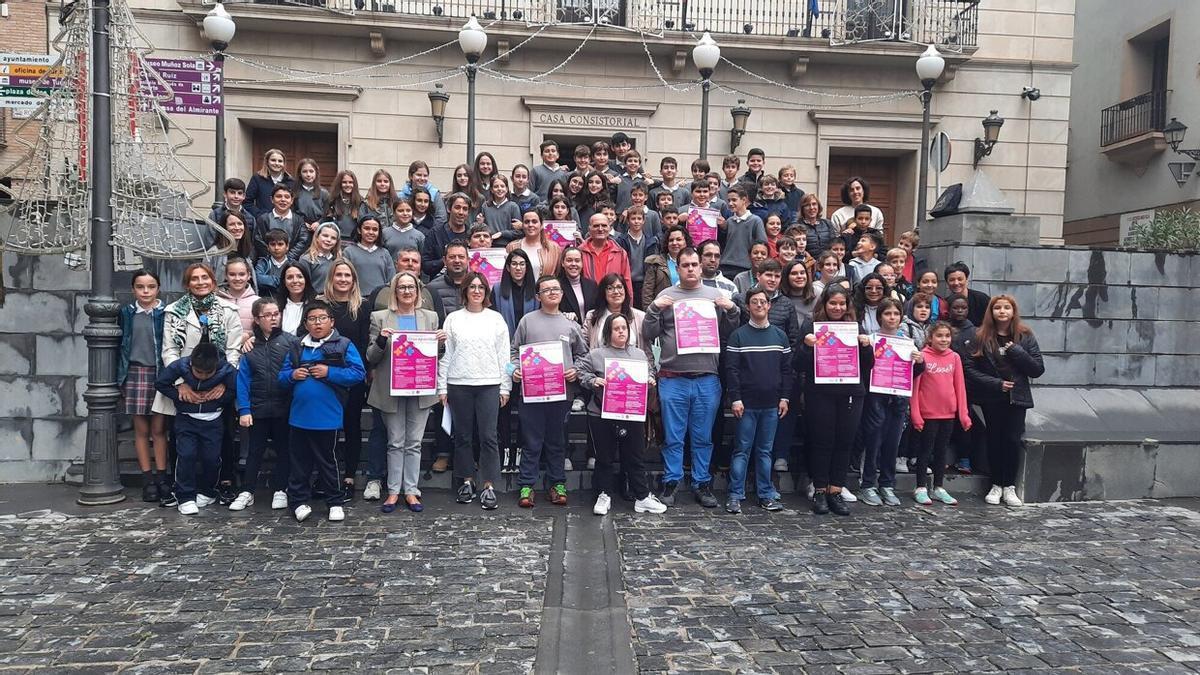 Los alumnos de los colegios premiados posan con los organizadores de las jornadas