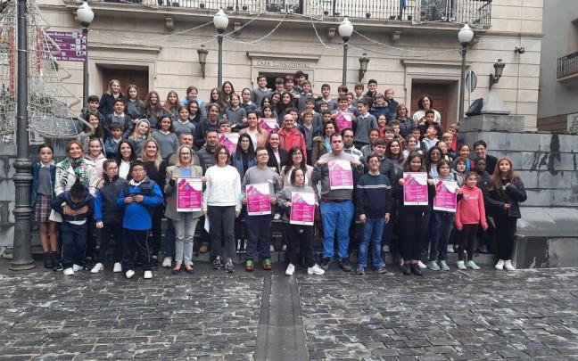 Los alumnos de los colegios premiados posan con los organizadores de las jornadas
