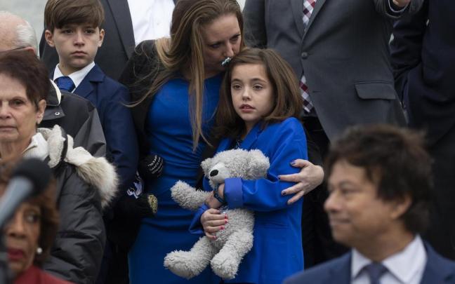 La familia de uno de los agentes fallecidos en el asalto al Capitolio, en el acto de recuerdo y homenaje La familia de uno de los agentes fallecidos en el asalto al Capitolio, en el acto de recuerdo y homenaje