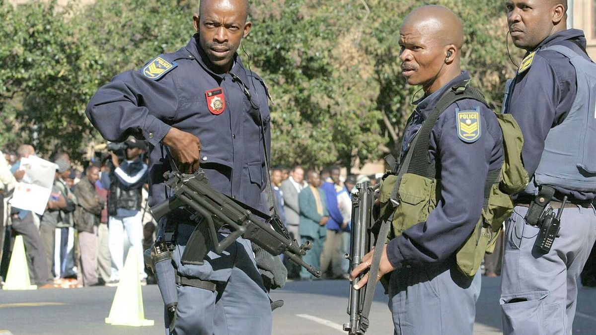 Oficiales de la Policía sudafricana.