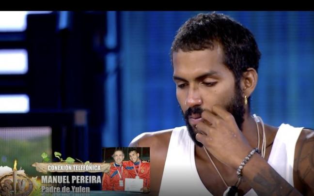 Yulen Pereira recibe la llamada de su padre en 'Supervivientes'.