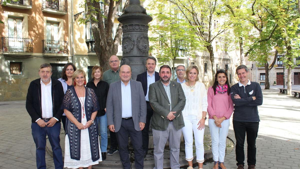 La ejecutiva del PNV, en la plaza San José de Pamplona, lugar en el que estuvo el primer batzoki en Navarra