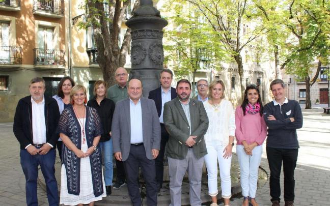 La ejecutiva del PNV, en la plaza San José de Pamplona, lugar en el que estuvo el primer batzoki en Navarra