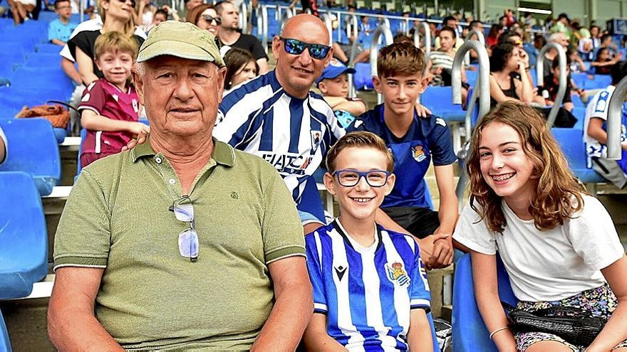 David Blanco abraza a sus hijos.