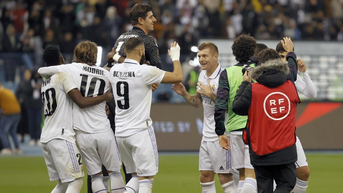 Los jugadores del Real Madrid felicitan a Courtois tras parar el último penalti a Gayà.