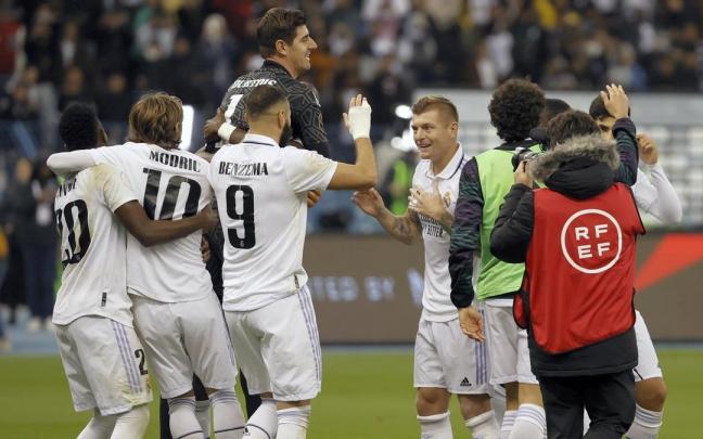 Los jugadores del Real Madrid felicitan a Courtois tras parar el último penalti a Gayà. Los jugadores del Real Madrid felicitan a Courtois tras parar el último penalti a Gayà.