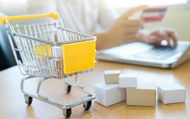 Una persona realiza compras on line. Una persona realiza compras on line.