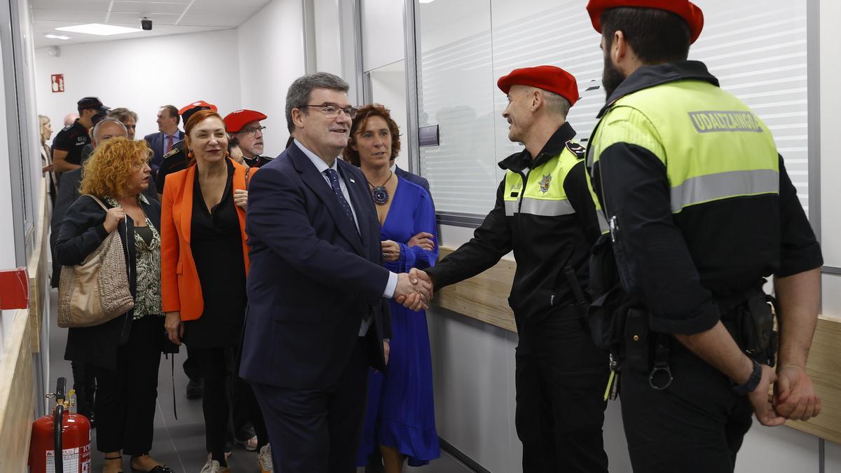 El alcalde de Bilbao, Juan Mari Aburto, saluda a un par de agentes en los pasillos de la nueva Inspección Vecinal de Deusto.