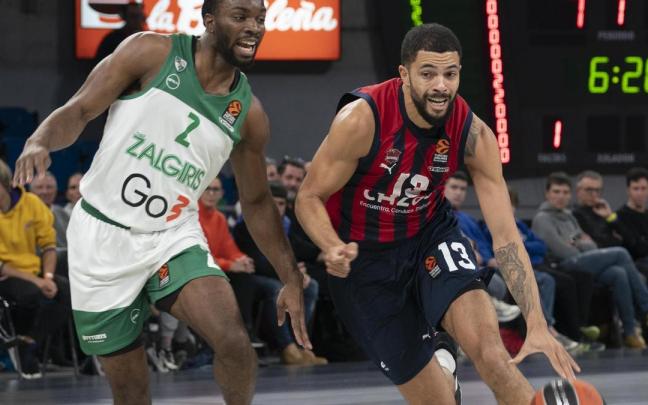 Thompson entra a canasta ante la presión de Evans. Thompson entra a canasta ante la presión de Evans.