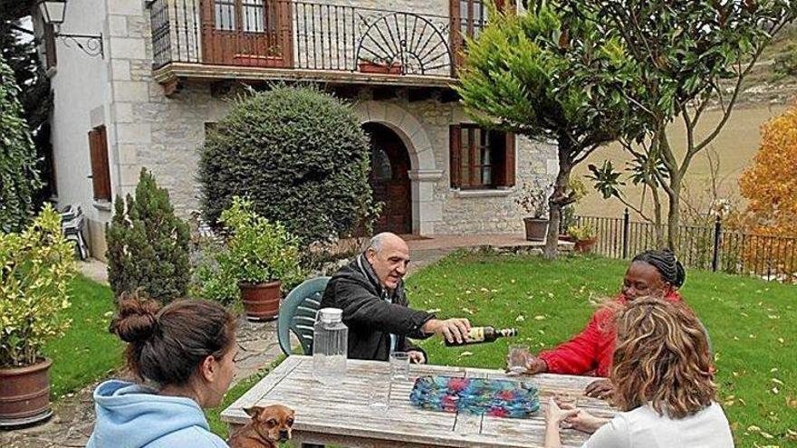 Un grupo de turistas disfruta en el jardín de una casa rural en Cildoz.