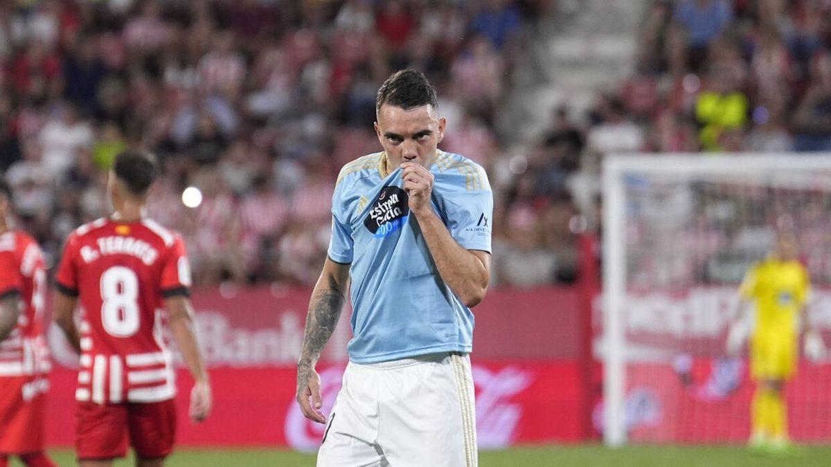 El delantero del Celta de Vigo Iago Aspas celebra el gol besándose el escudo.