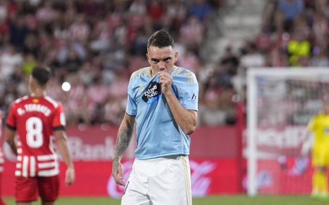 El delantero del Celta de Vigo Iago Aspas celebra el gol besándose el escudo. El delantero del Celta de Vigo Iago Aspas celebra el gol besándose el escudo.
