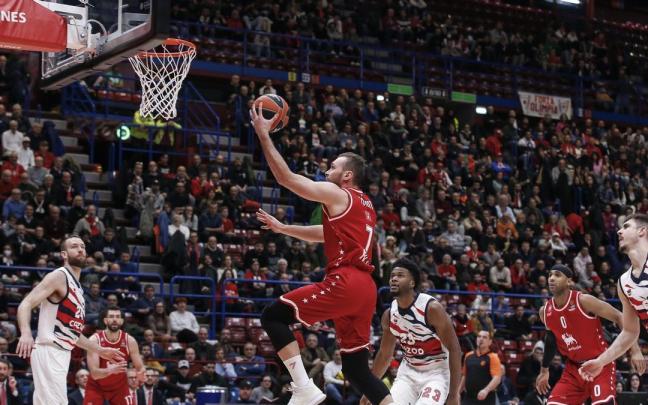 Enoch llega tarde a una defensa sobre Tonut