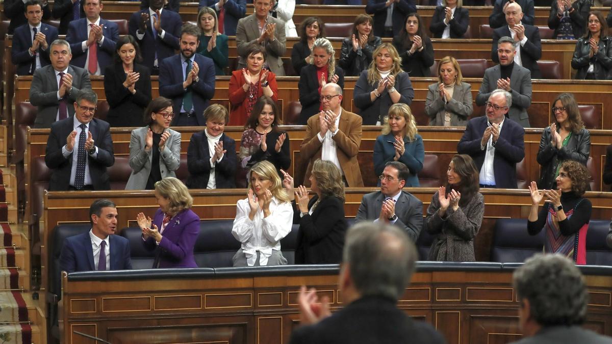 El presidente del Gobierno español recibe el aplauso de la bancada socialista, ayer en la Cámara Baja.