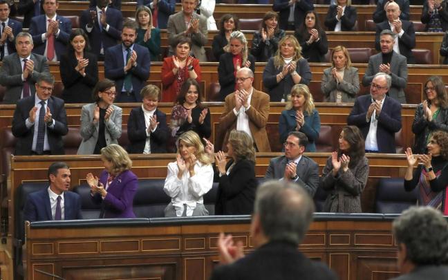 El presidente del Gobierno espa&ntilde;ol recibe el aplauso de la bancada socialista, ayer en la C&aacute;mara Baja.