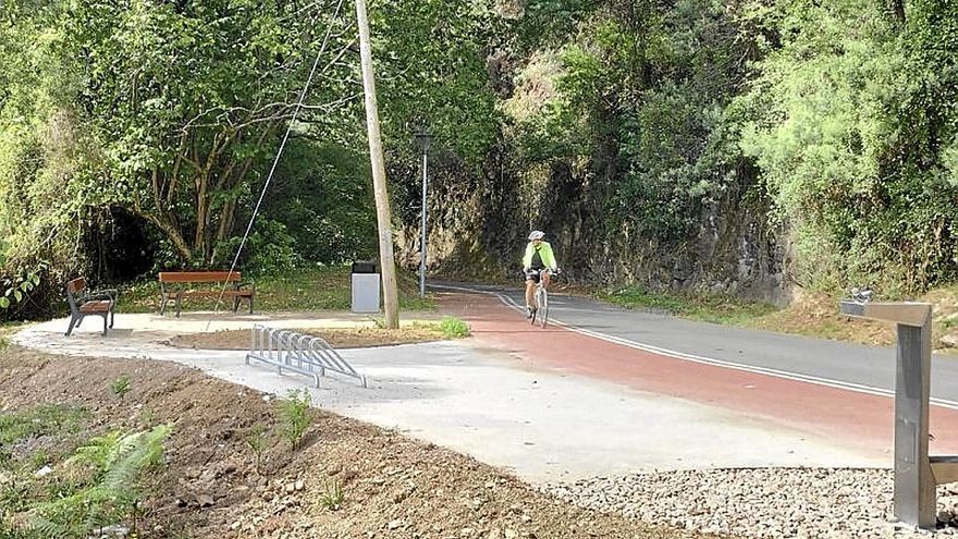 Un ciclista pasa junto a una de las renovadas zonas de estancia.