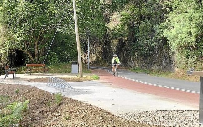 Un ciclista pasa junto a una de las renovadas zonas de estancia.
