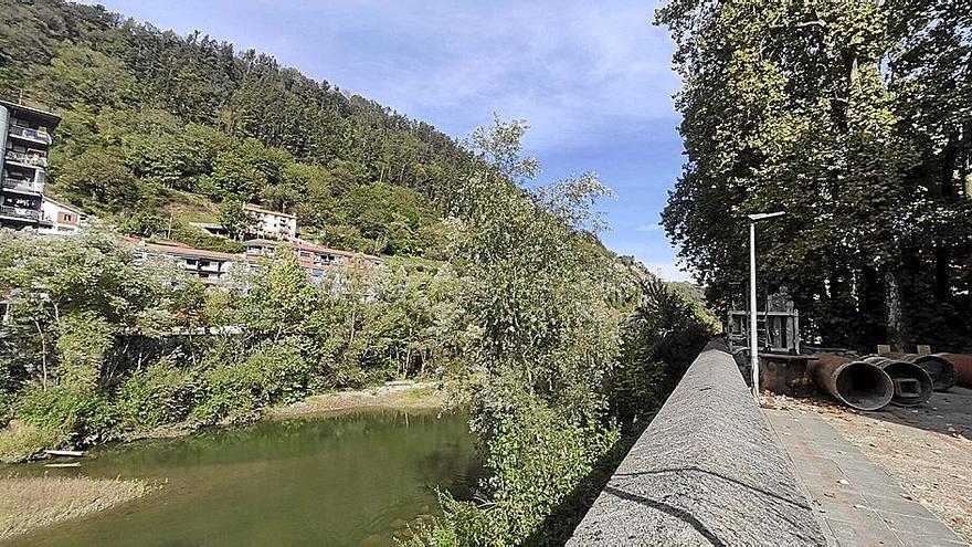 Ya han comenzado las obras para construir el puente peatonal que unirá Belate con Larramendi. | FOTO: N.G.