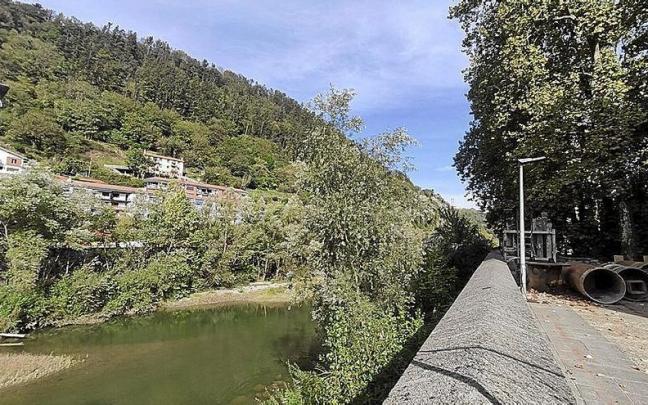 Ya han comenzado las obras para construir el puente peatonal que unir&aacute; Belate con Larramendi. | FOTO: N.G.
