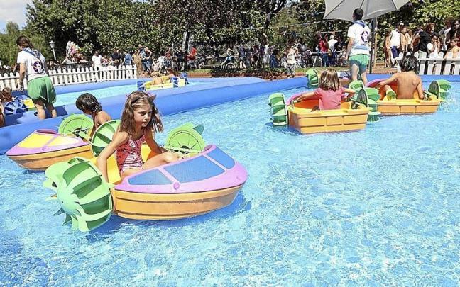 Largas colas durante toda la ma&ntilde;ana para acceder a las actividades acu&aacute;ticas. | FOTO: BORJA GUERRERO