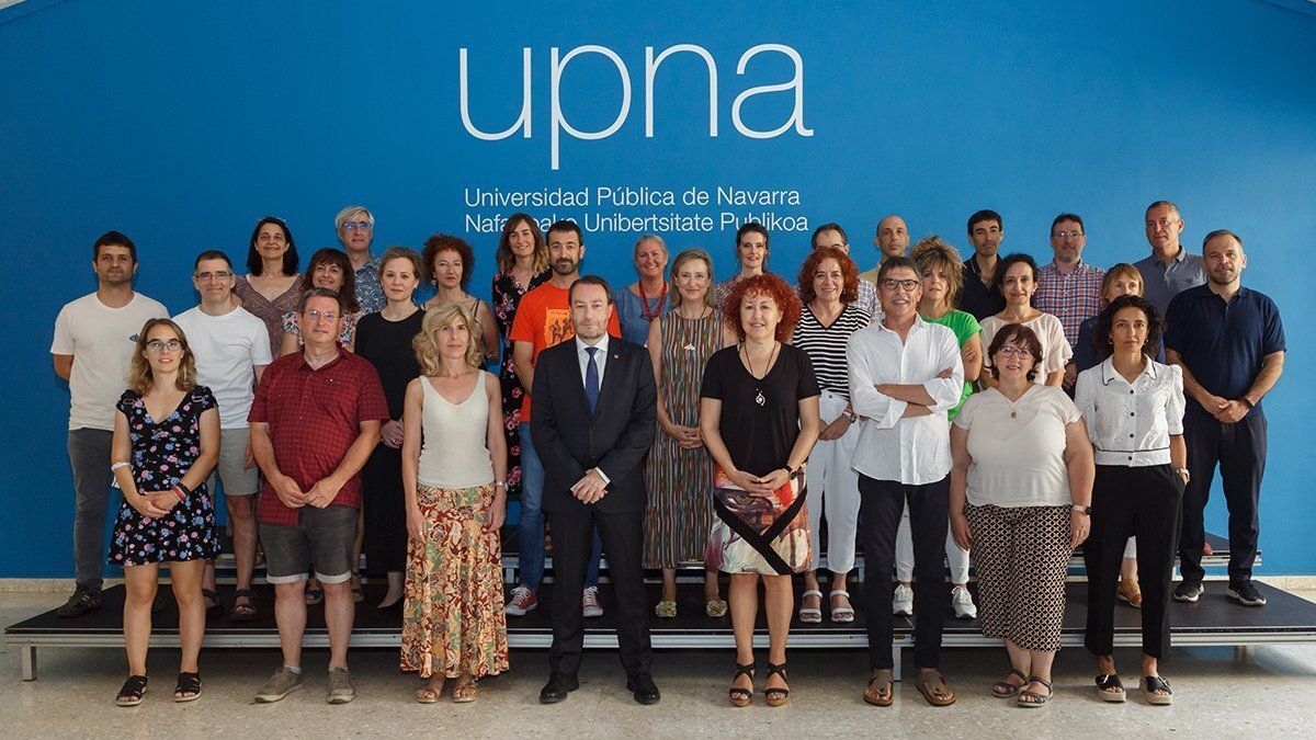 Profesorado asistente a la jornada con el rector de la UPNA (centro).