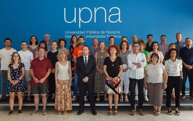 Profesorado asistente a la jornada con el rector de la UPNA (centro). Profesorado asistente a la jornada con el rector de la UPNA (centro).
