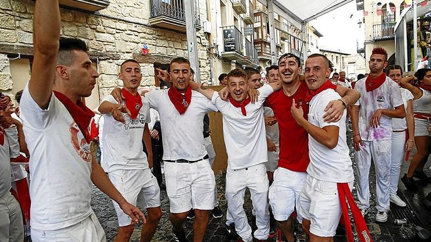 La juventud tomó las calles y las llenó de fiesta.