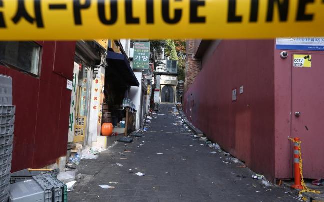 Callejón en donde tuvo lugar la avalancha mortal en Seúl