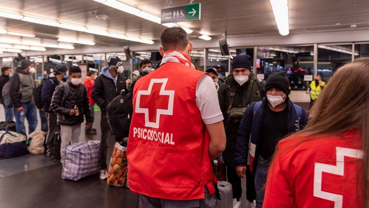 Personal de la Cruz Roja atendiendo a personas refugiadas.