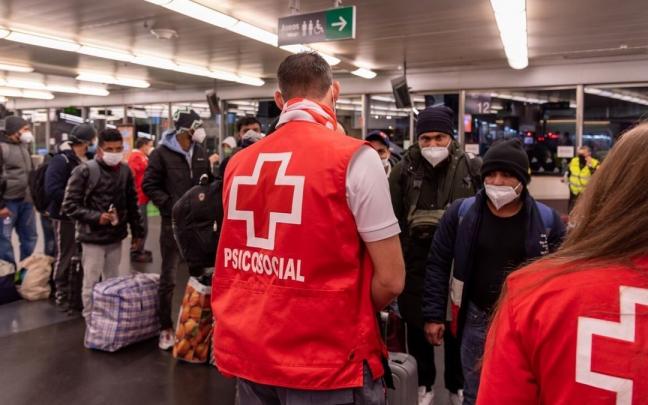 Personal de la Cruz Roja atendiendo a personas refugiadas. Personal de la Cruz Roja atendiendo a personas refugiadas.