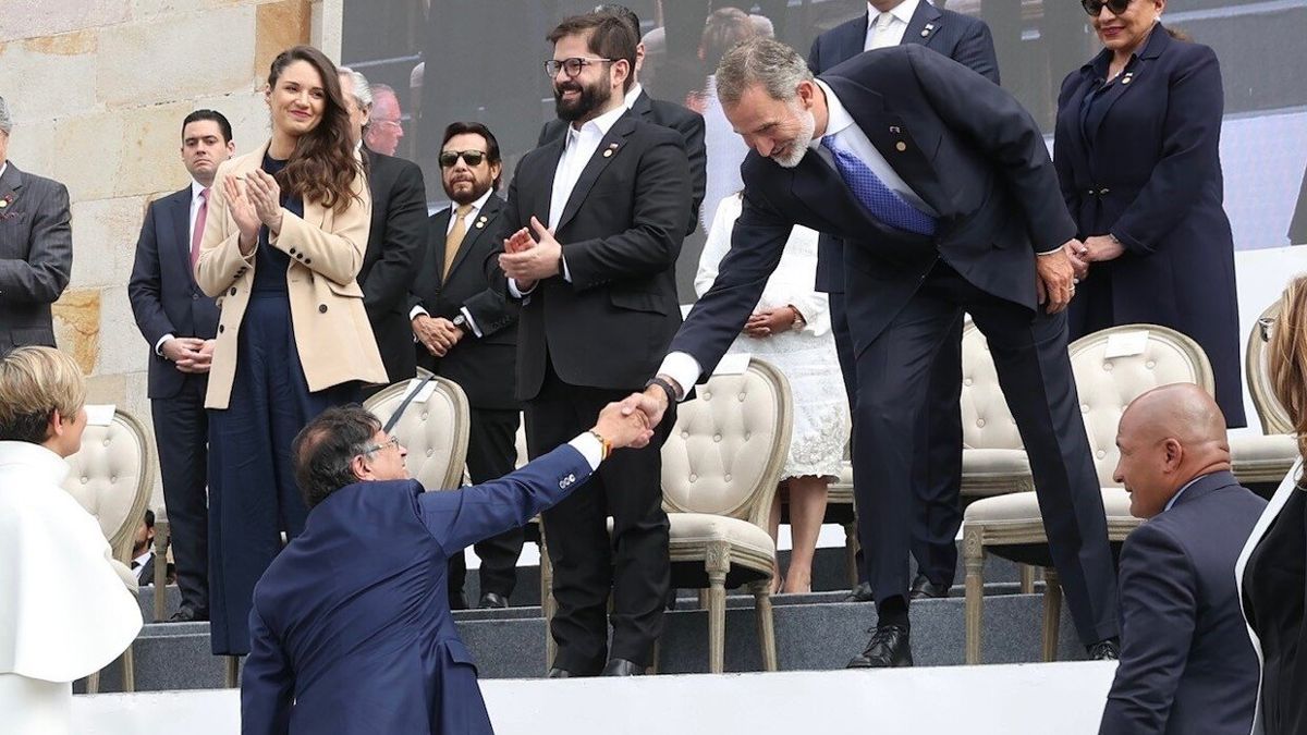 Felipe VI saluda al recién investido presidente de Colombia, Petro Duque.