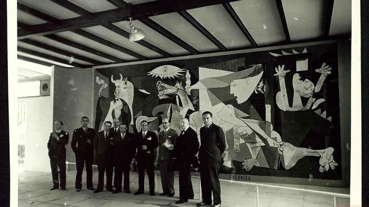 Exposición en París celebrada en el año 1937 con representantes del Gobierno vasco delante del ‘Guernica’ de Picasso.